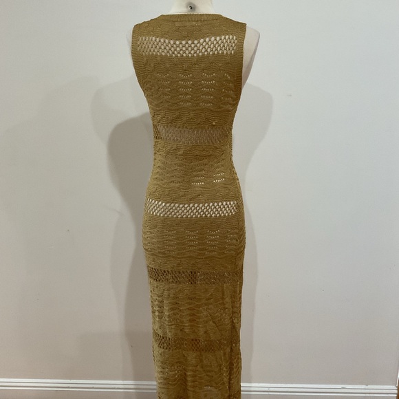 Elegant Gold Sleeveless Dress - Picture 6 of 8